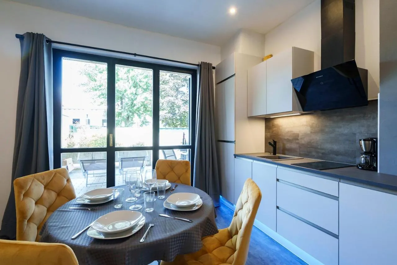 Lake Apartment Primea 西尔米奥奈 0*,
